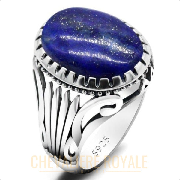 Chevalière avec une pierre un bleu profond de lapis lazuli