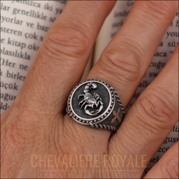 Chevalière Scorpion et Croix : Un bijou pour les croyants - Chevaliere Royale - 546