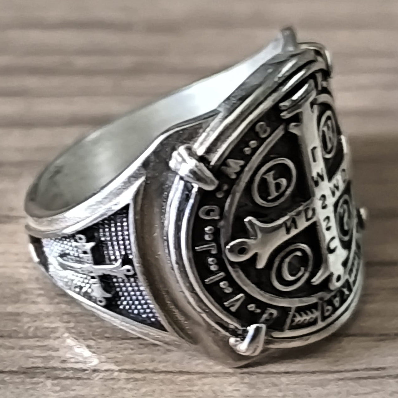 Chevalière Saint-Benoît Argent Massif Taille 53 – État Neuf
