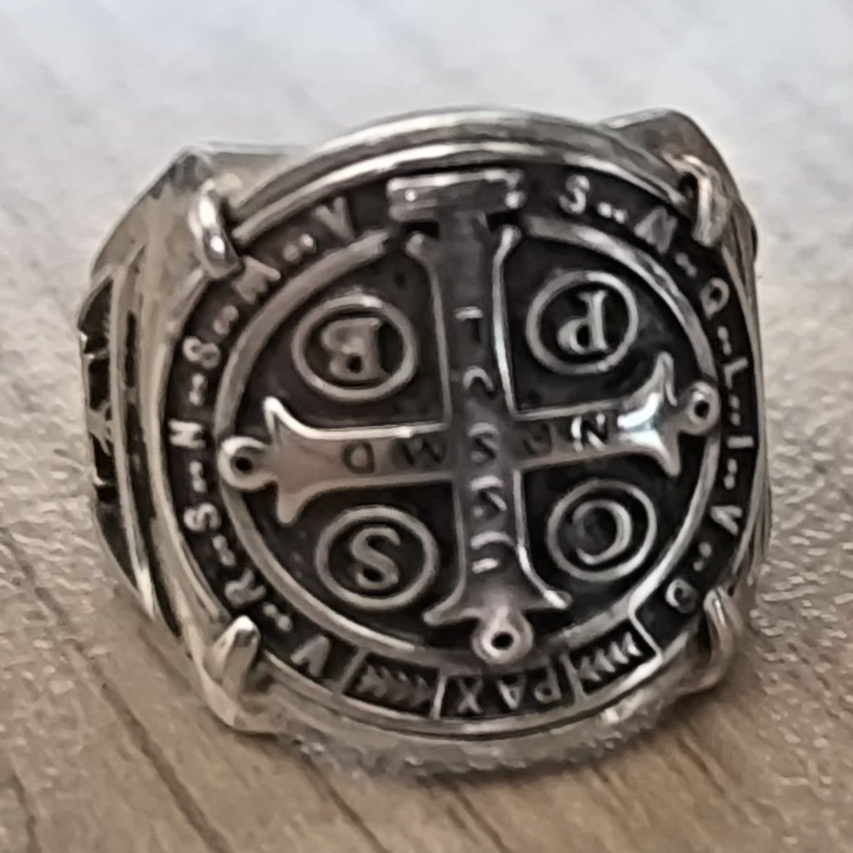 Chevalière Saint-Benoît Argent Massif Taille 53 – État Neuf
