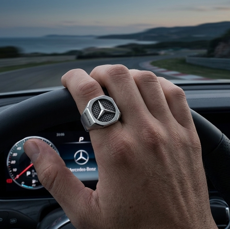 Chevalière Mercedes AMG en Argent – L’Esprit Racing au Doig