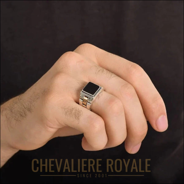 Signature Mystérieuse : Chevalière Unique Ornée d'Onyx Noir Brillant-Chevaliere Royale 9- 457