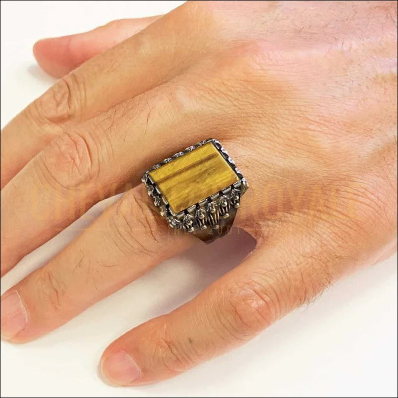 Bague avec pierre œil de tigre – Force, élégance-chevaliere-royale-546
