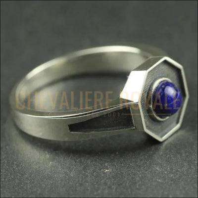 Bague chevalière en argent avec la pierre de lapis-lazuli forme d'hexagone