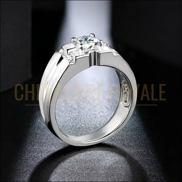 La Bague chevalière de moissanite de forme ronde de 1,5 mm