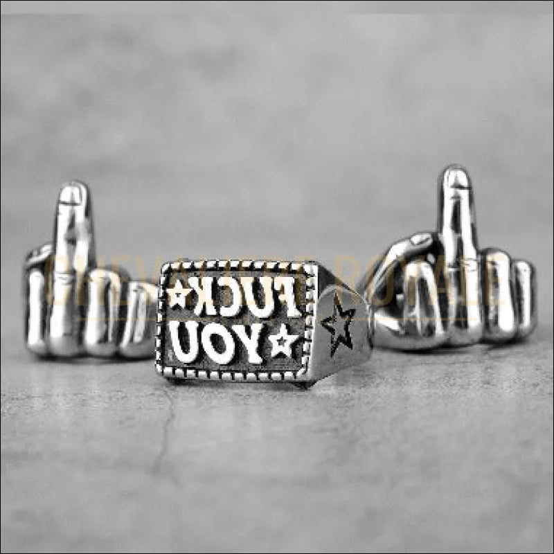 Bague chevaliere en acier Geste phallique doigt d honneur