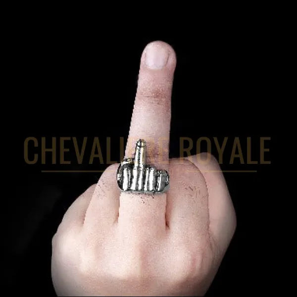 Bague chevalière acier Geste phallique doigt majeur