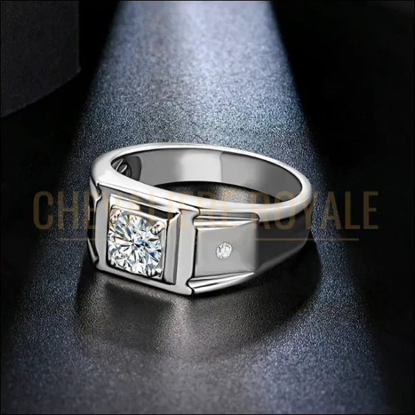 Bague chevalière pour homme avec la moissanite et deux diamantes 