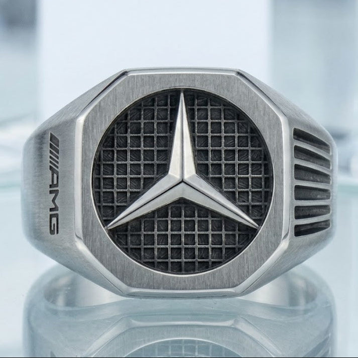 Chevalière Mercedes AMG en Argent – L’Esprit Racing au Doig