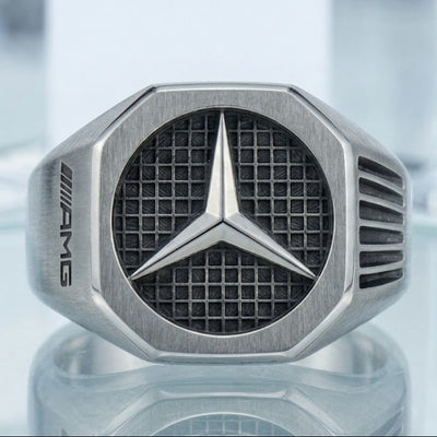 Chevalière Mercedes AMG en Argent – L’Esprit Racing au Doig