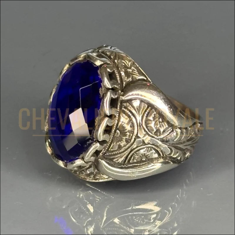 Bague de luxe saphir à gravure florale: bijoux tendance