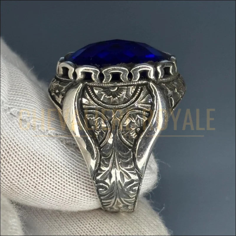 Bague de luxe saphir à gravure florale: bijoux tendance