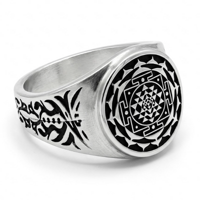 bague-argent-gravure-géométrique-sri-yantra-motifs-tribaux-chevaliere-royale