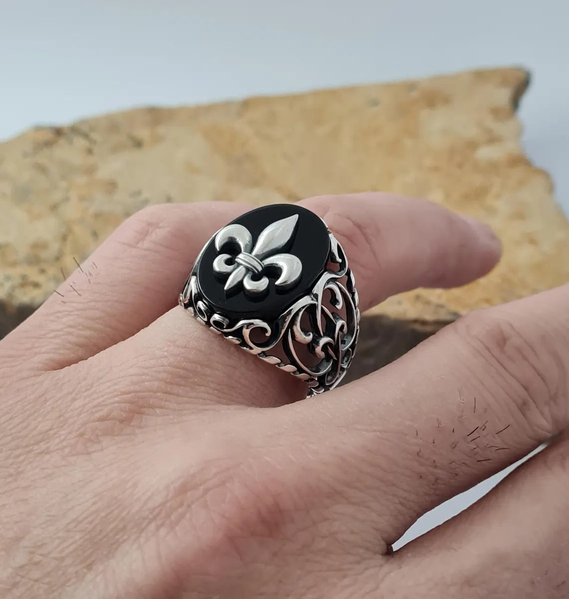 Fleur de Lys est sublimée dans une Chevalière en Argent (Homme)