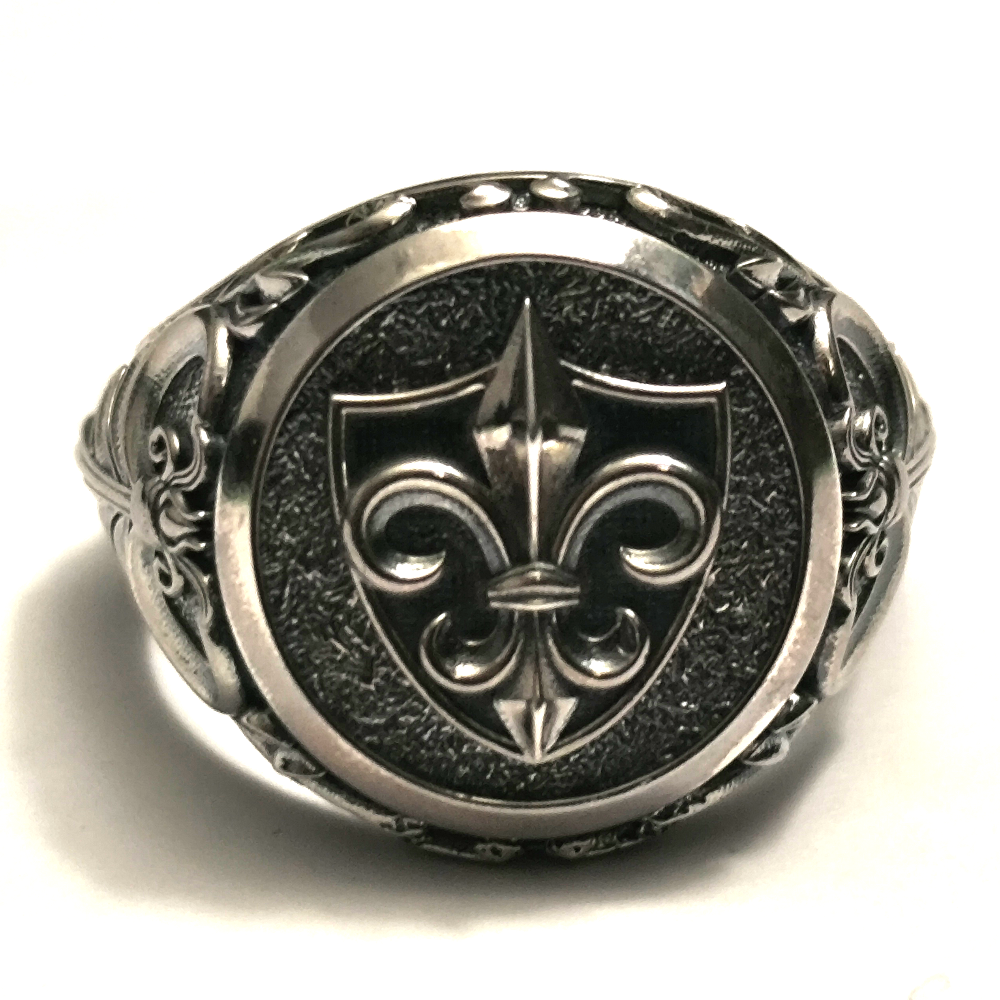 Chevalière Fleur de Lys – Élégance Médiévale