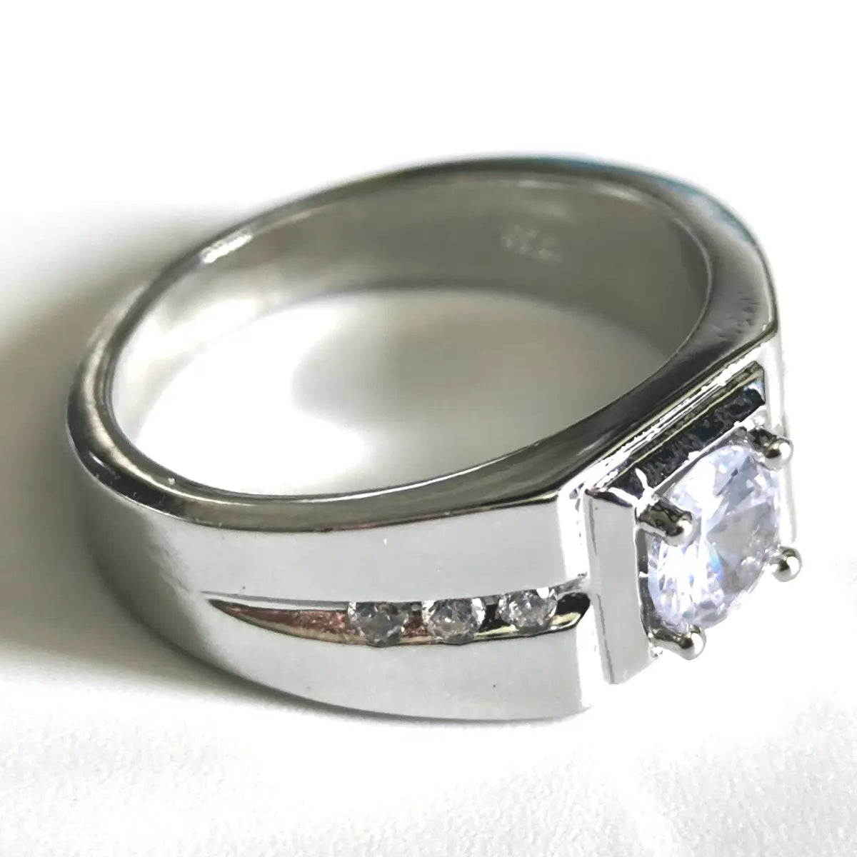 Chevalière homme en argent pierre méticuleusement ouvragée