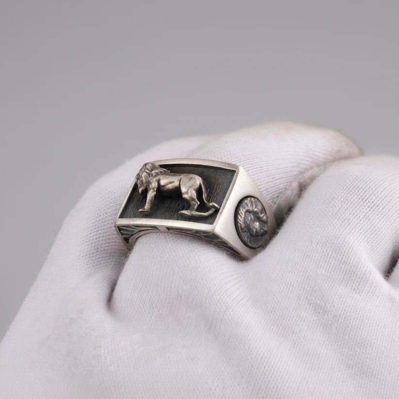 Chevalière homme design lion façonnée en argent et en bronze