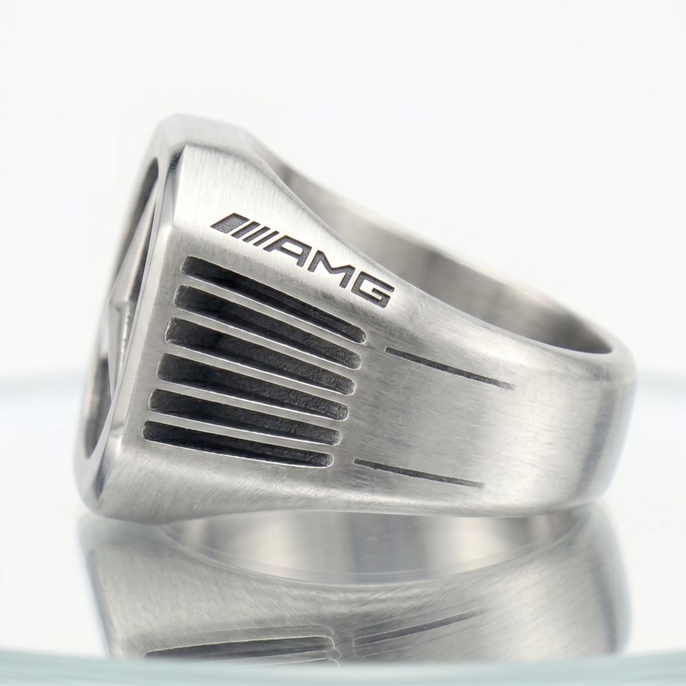 Chevalière Mercedes AMG en Argent – L’Esprit Racing au Doig