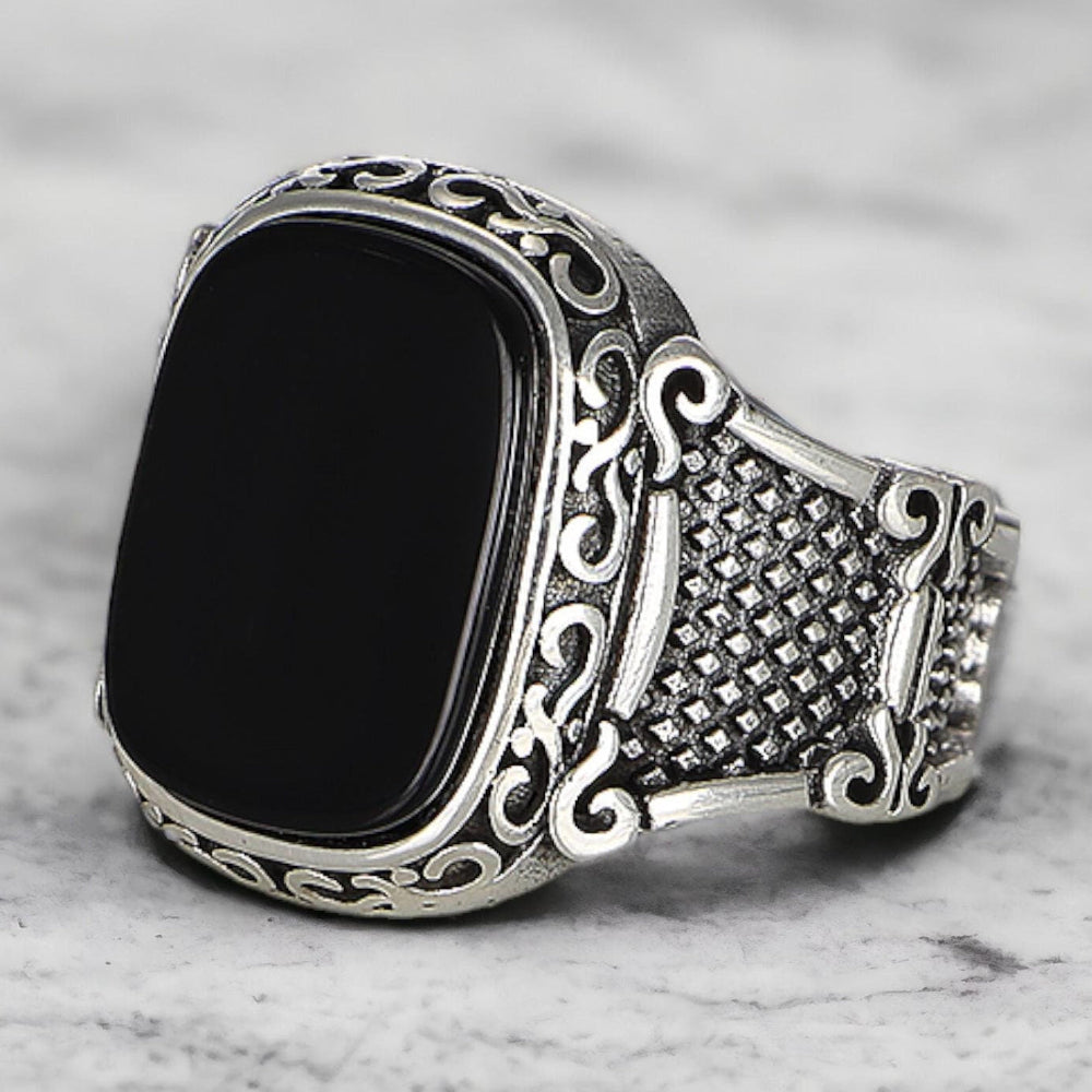 bague-pierre-onyx-noir-chevaliere-royale