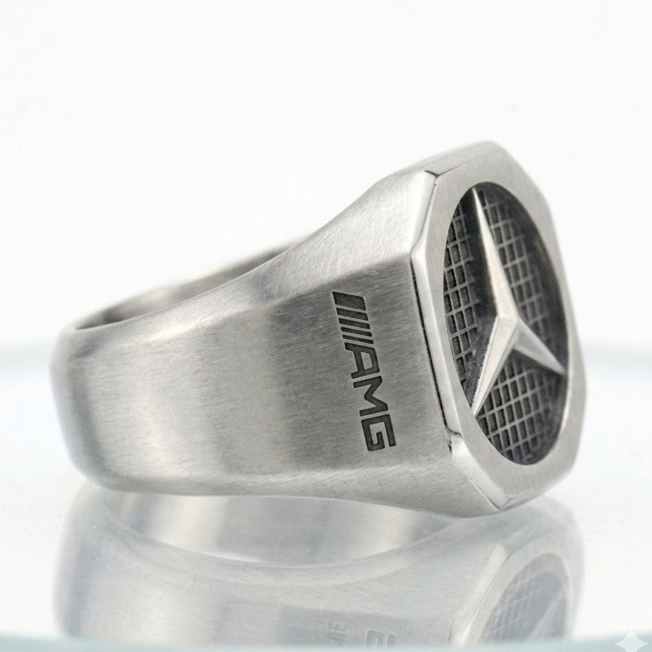 Chevalière Mercedes AMG en Argent – L’Esprit Racing au Doig