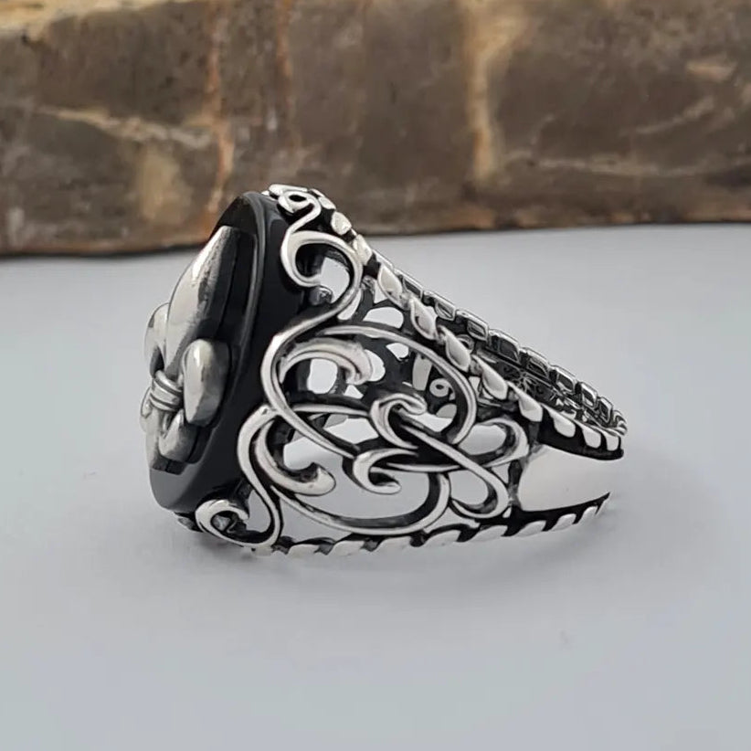 Fleur de Lys est sublimée dans une Chevalière en Argent (Homme)