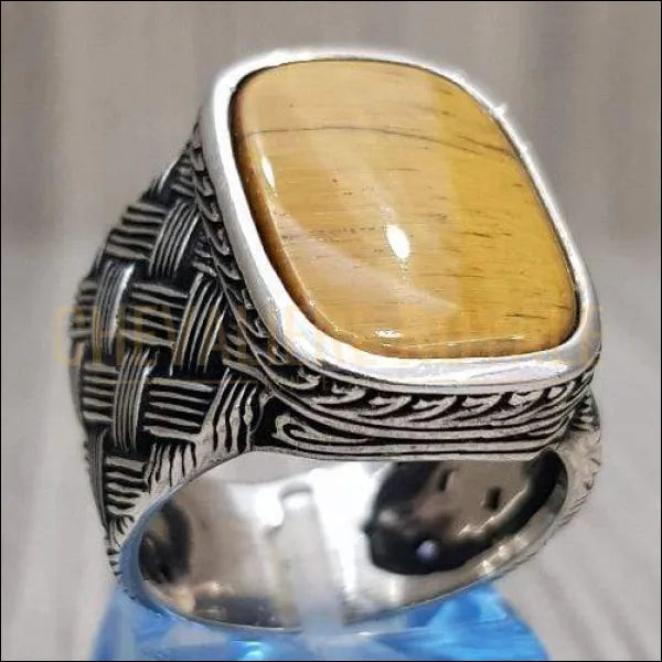 Chevaliere-argent-artisanale-couronnee-une-pierre-carree-oeil-de-tigre