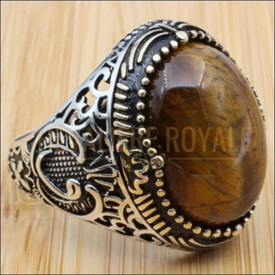 Composée de la combinaison d'éléments de silice et d'oxyde de fer, la pierre d'oeil de tigre est une pierre durable et brillante dans sa forme naturelle. Grâce à ses motifs asymétriques naturels et ses couleurs chaudes, il est également largement utilisé dans la confection d'accessoires. L'utilisation de cette pierre remonte à l'Antiquité.