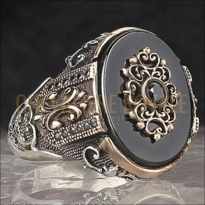 Chevaliere-ottomane-en-argent-avec-motif-en-pierre-onyx-noir