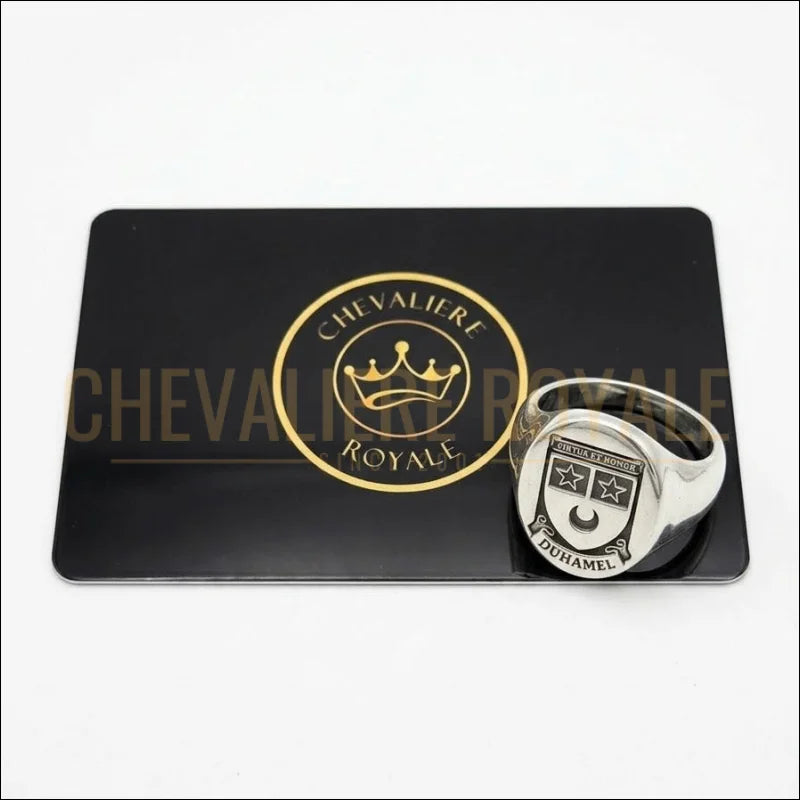 bague-armoiries-argent-relief-posee-sur-carte-visite-noire-logo-or-chevaliere-royale