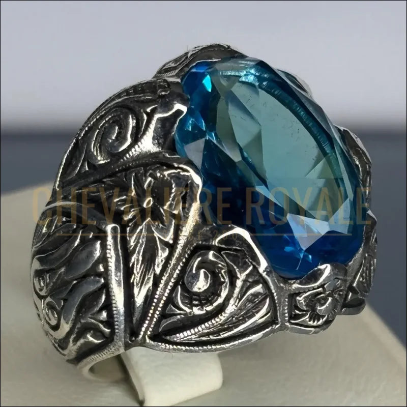 Chevalière artisanale en argent massif ; aigue-marine: