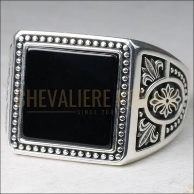 Chevalière artisanale pour homme avec un clin d'œil subtil