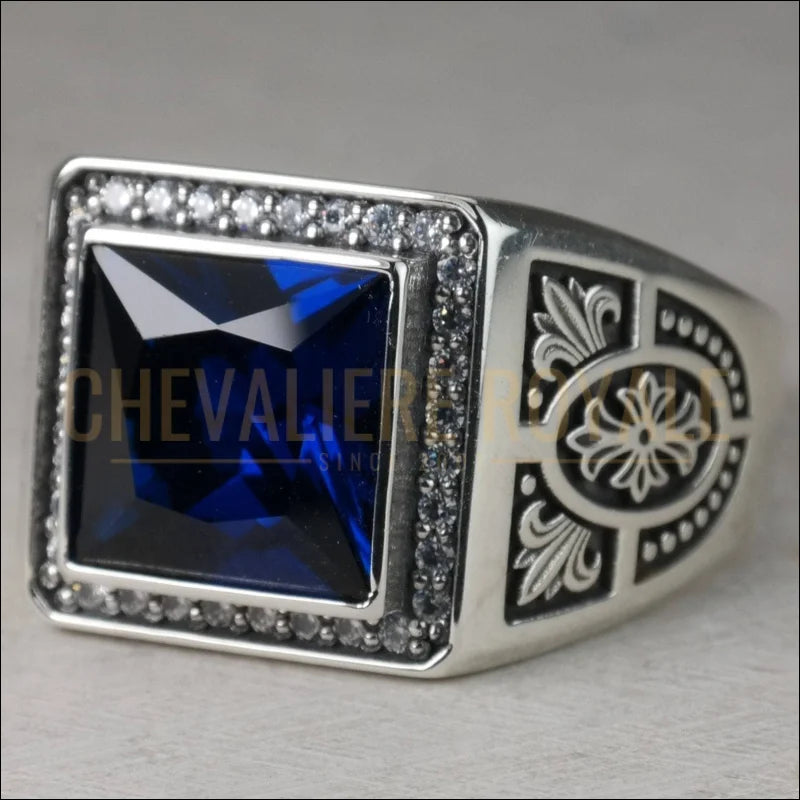 Bague Chevalière artisanale pour hommes une forte présence pierre bleue  saphire