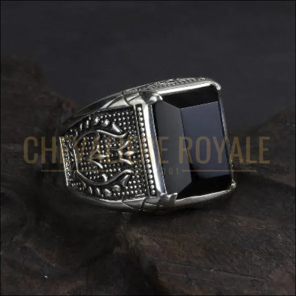 Chevaliere royale avec une pierre centrale en onyx noir de forme carrée pas cher