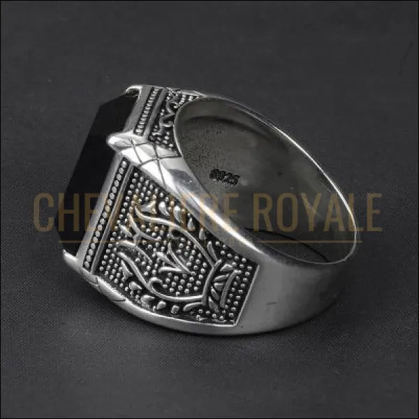 Chevalieres royale avec une pierre centrale en onyx noir de forme carrée