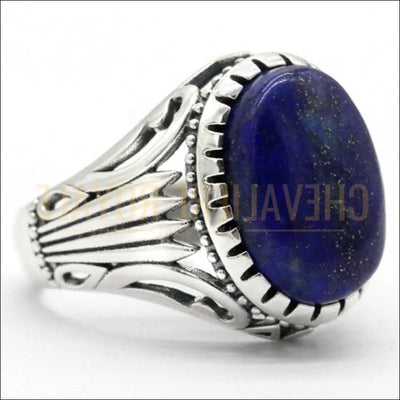 Chevalière avec une pierre d'un bleu profond de lapis lazuli