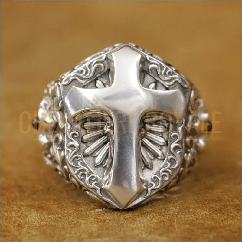 Chevalière catholique avec croix rayonnante – argent massif