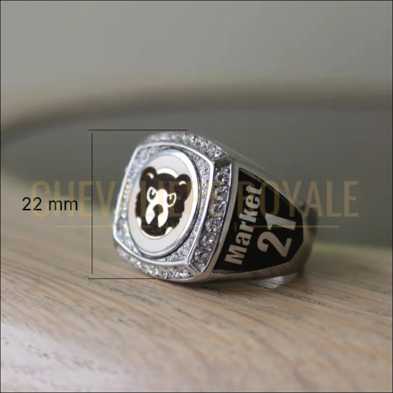grosse-chevaliere-de-champion-sportive-personnalisee-avec-logo-de-club