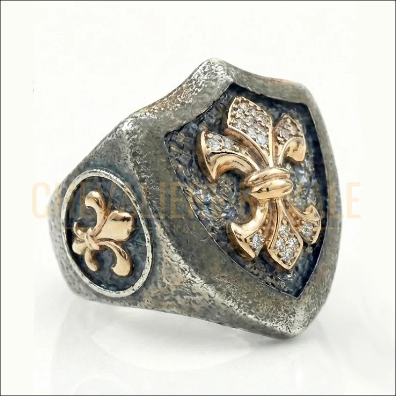bague-luxe-bouclier-theme-fleurs-de-lis-or-18-carats-chevaliere-royale