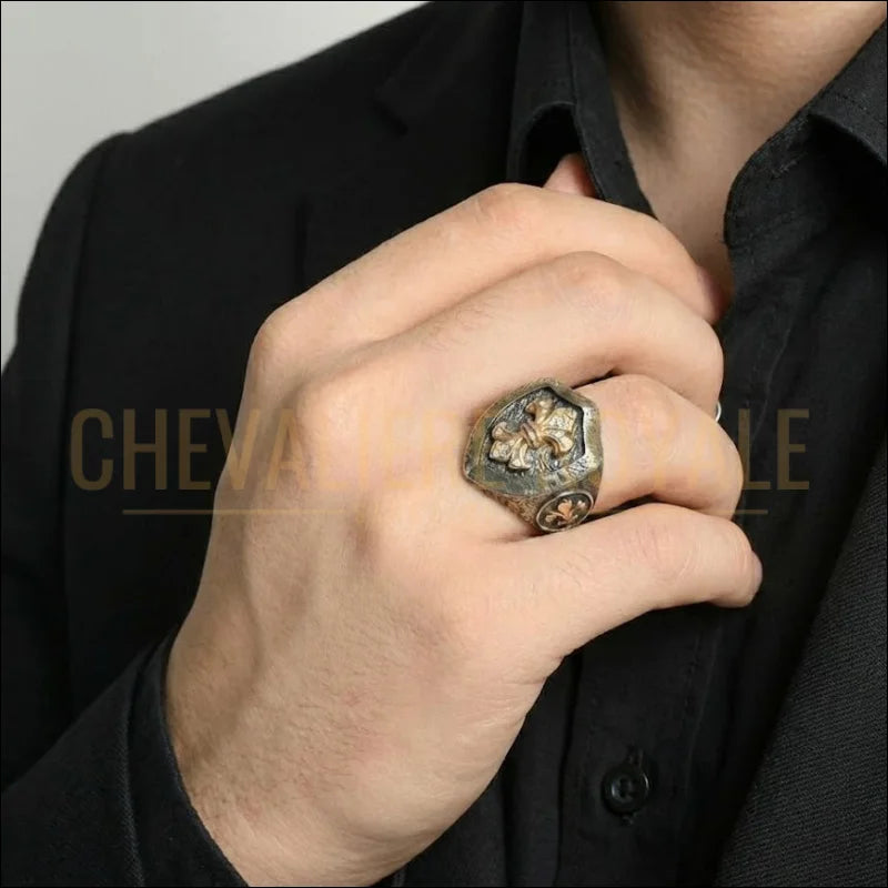 bague-de-luxe-bouclier-theme-fleurs-de-lis-or-18-carat-chevaliere-royale