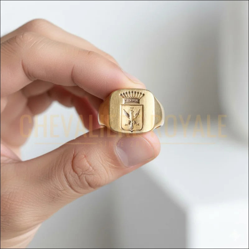 bague-homme-gravure-profonde-Armorial-Heraldiste-or-carree-chevaliere-royale