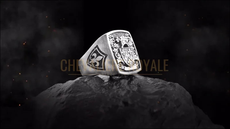 Chevalière écusson familial personnalisée en argent