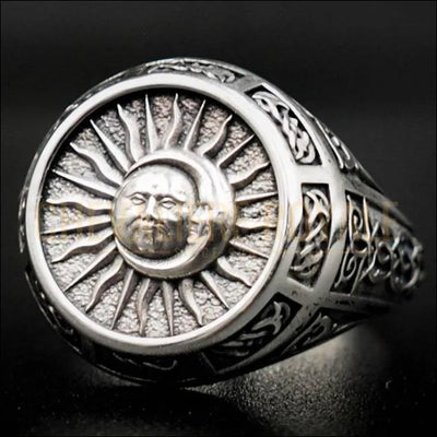 Chevalière en argent avec les symboles du soleil et de la lune