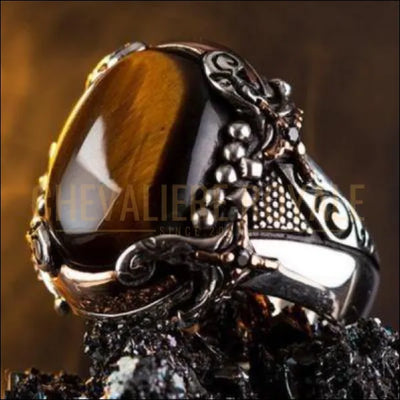 Chevaliere-homme-audacieuse-en-argent-sur-mesure-avec-pierre-oeil-de-tigre.jpg