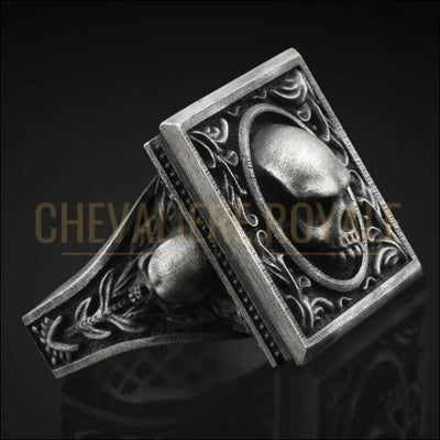 Chevalière en argent massif style gothique tête de mort forme carrée 