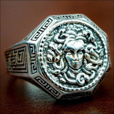 Chevalière  argent style gothique mythologie grecque Medusa