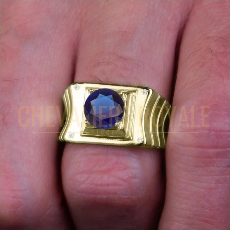 Bague chevalière en or jaune cabochon pierre bleu et diamants Bague chevalière en or jaune cabochon pierre bleu et diamants