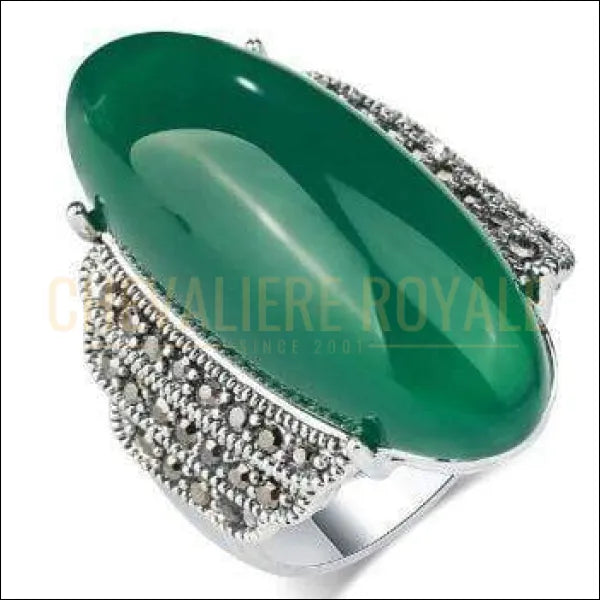 Chevaliere Royale - bague femme ayant une atmosphère moderne et élégante vert