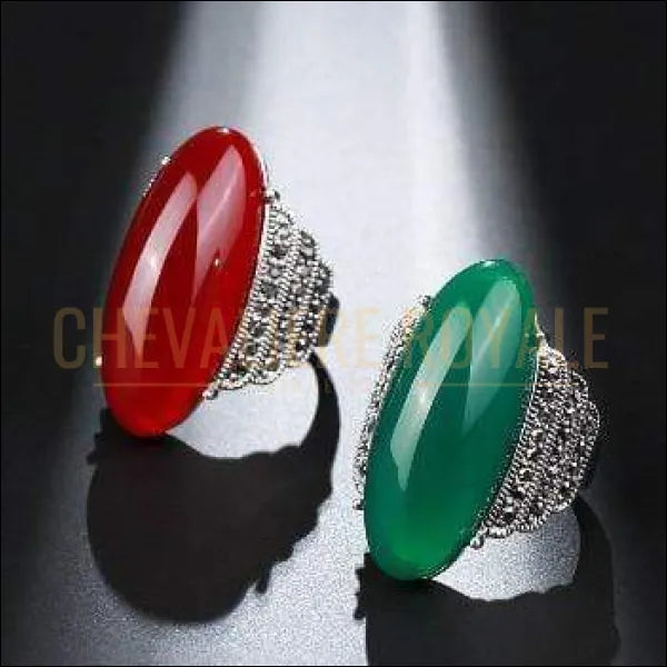 Chevaliere Royale - bague femme ayant une atmosphère moderne et élégante rouge et vert