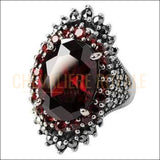 Chevalière femme corpulente pierre ovale aveuglante en cristal