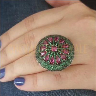 Chevalière femme en argent rubans piquetés de fines pierres vertes